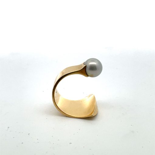 Angela Hubel: 18K Pearl Ring - Image 4